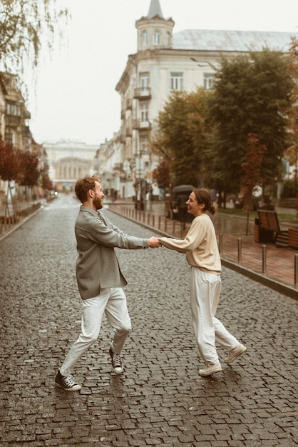 Para Tańczy Na Zewnątrz W Pełnym Ujęciu