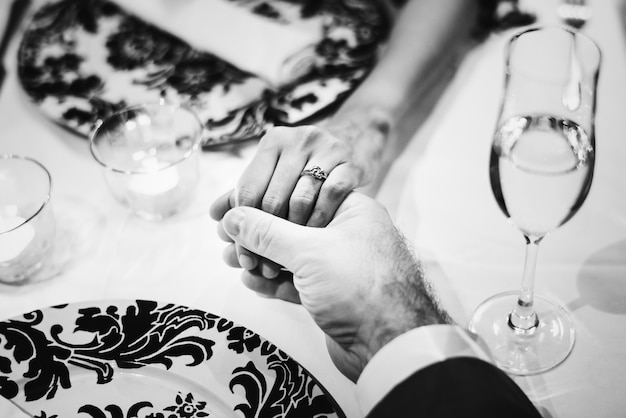 Bezpłatne zdjęcie para trzymając się za ręce na romantyczną kolację