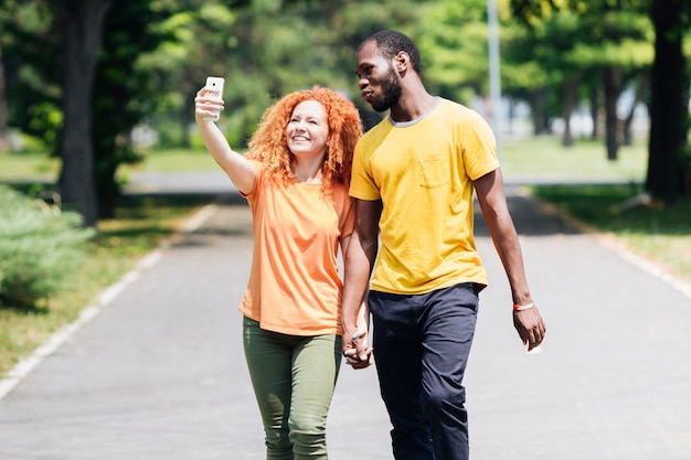 Para Trzymając Się Za Ręce Podczas Robienia Selfie