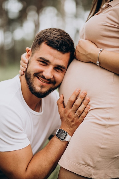 Para w ciąży, czekająca na dziecko