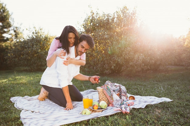 Para w ciąży na pikniku