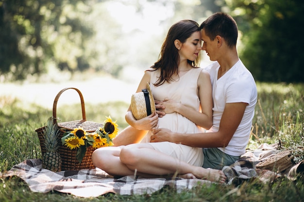 Para w ciąży, pikniku w parku