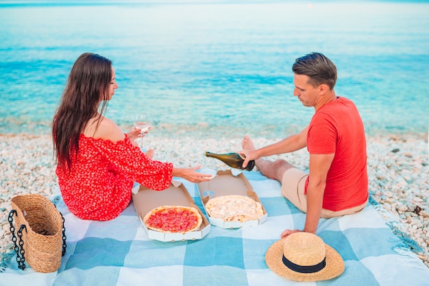 Para w miesiącu miodowym ma piknik na plaży