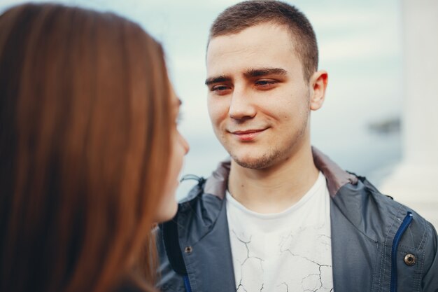 Para w parku jesienią