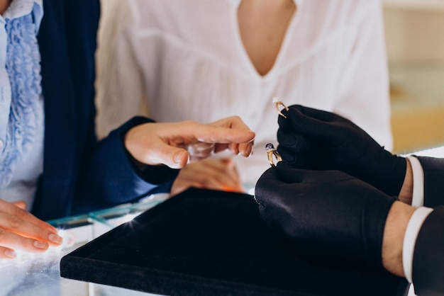 Bezpłatne zdjęcie para w sklepie jubilerskim wybiera razem pierścionek