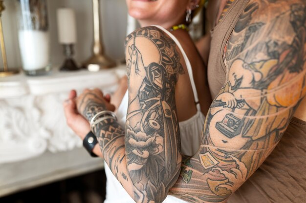 Para widok z boku z tatuażami