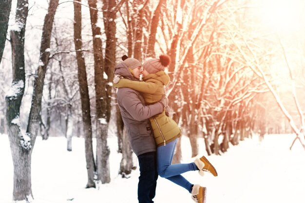 Para zakochanych na zewnątrz zima