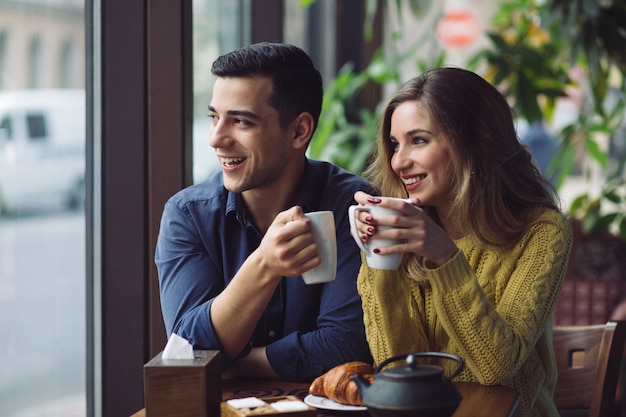 Para zakochanych picia kawy w kawiarni