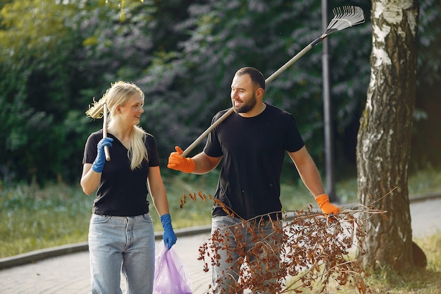 Para Zbiera Liście I Sprząta W Parku