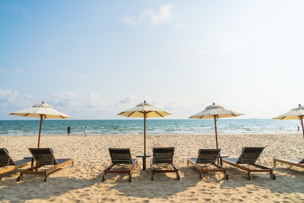 Parasol i krzesło na plaży i morzu