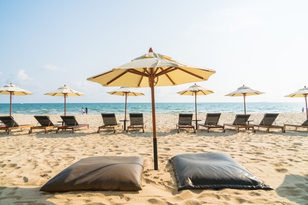 Parasol i krzesło na plaży i morzu