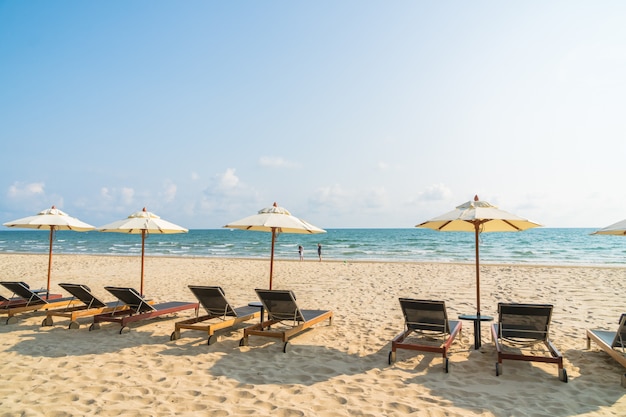 Parasol i krzesło na plaży i morzu