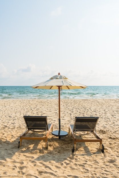 Parasol i krzesło na plaży i morzu