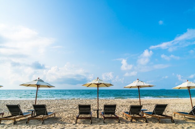 Parasol i krzesło na plaży i morzu
