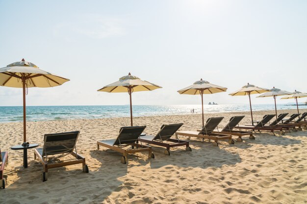 Parasol i krzesło na plaży i morzu