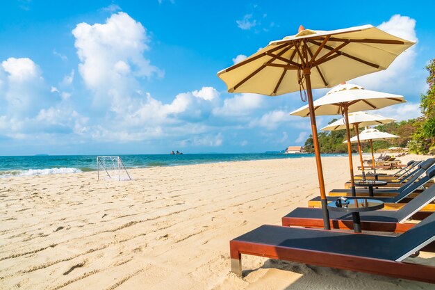 Parasol i krzesło na plaży i morzu