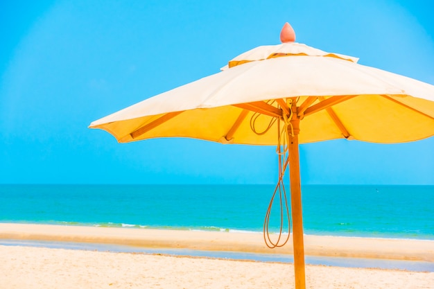 Bezpłatne zdjęcie parasol na plaży