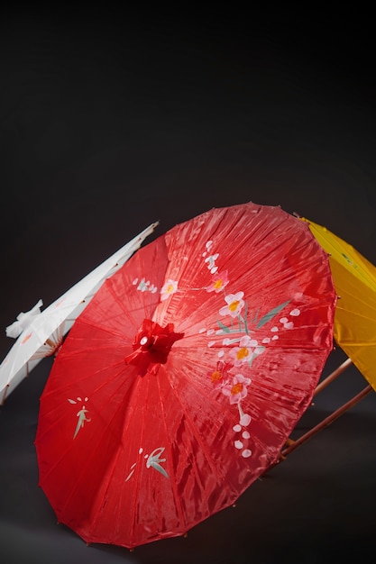 Bezpłatne zdjęcie parasole wagasa w aranżacji studia