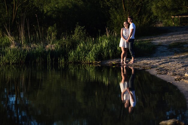 Pareja Romantica mirando el lago