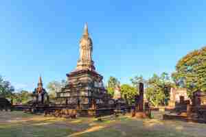 Bezpłatne zdjęcie park historyczny wat chedi chet thaeo sri satchanalai tajlandia