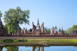 Bezpłatne zdjęcie park historyczny wat maha that shukhothai tajlandia