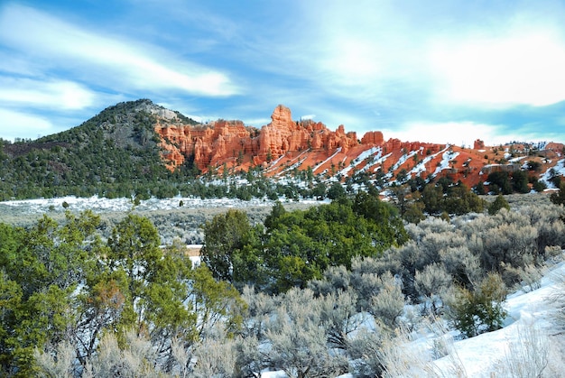 Bezpłatne zdjęcie park narodowy bryce canyon ze śniegiem