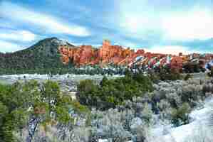 Bezpłatne zdjęcie park narodowy bryce canyon ze śniegiem