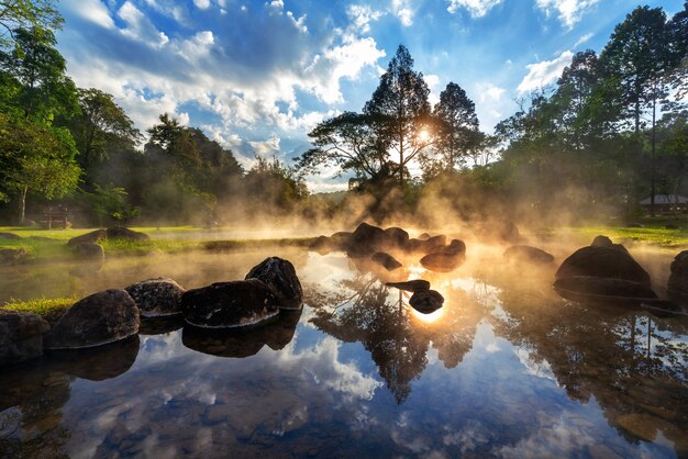 Park Narodowy Chae Son Hot Spring o wschodzie słońca w prowincji Lampang, Tajlandia