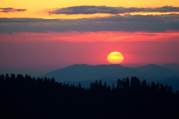 Park Narodowy Sekwoi o zachodzie słońca z grzbietem górskim