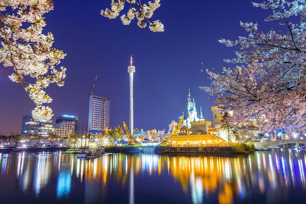 Park rozrywki Lotte World nocą i kwitnące wiśnie