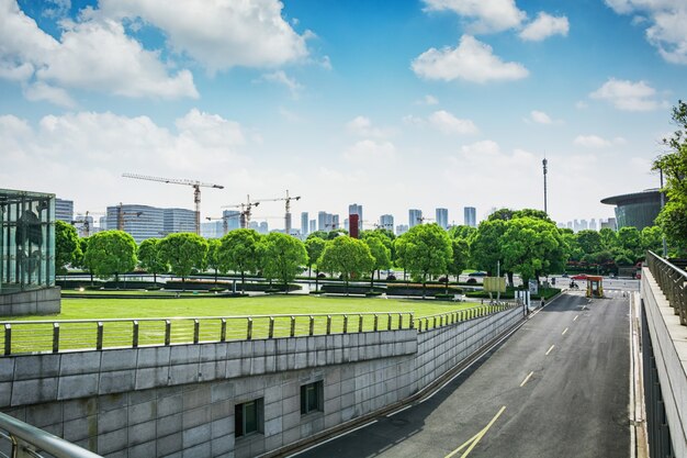 Park w centrum finansowym lujiazui, Szanghaj, Chiny