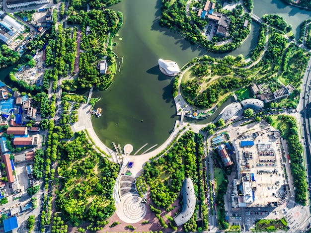 Bezpłatne zdjęcie park z miastem