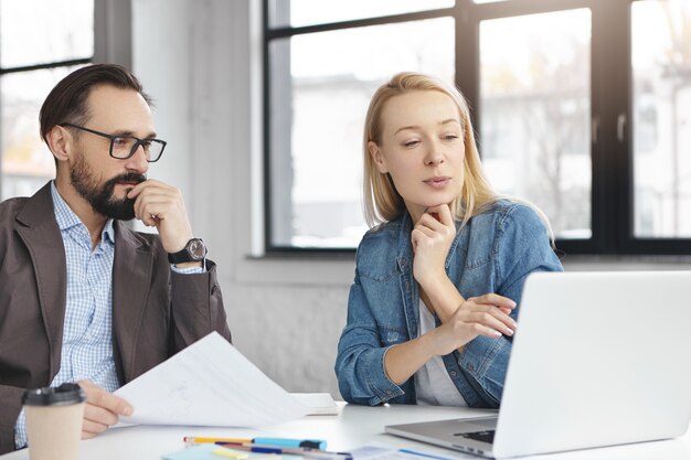 Partnerzy biznesowi pracujący w biurze