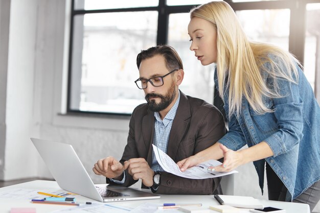 Partnerzy biznesowi pracujący w biurze