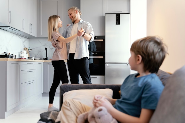 Partnerzy o średnim ujęciu tańczą w domu