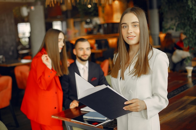 Partnerzy siedzący przy stole i pracujący w kawiarni