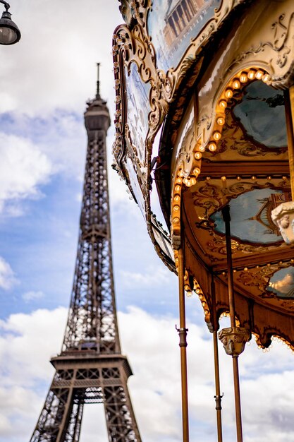 Paryż, Francja. Zabytki Paryża, Wieża Eiffla, karuzele.