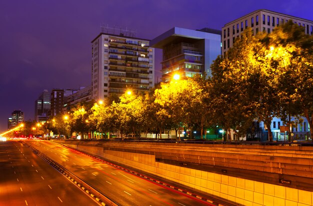 Paseo de la Castellana w letnią noc. Madryt