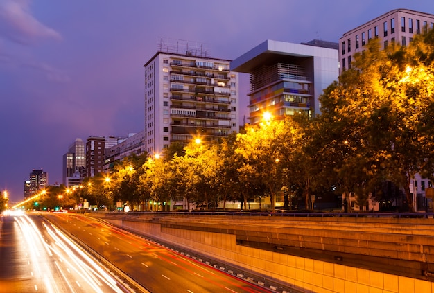 Paseo de la Castellana w nocy. Madryt