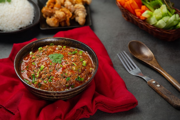 Pasta ong chili w moździerzu Ozdobiona pięknymi dodatkami.