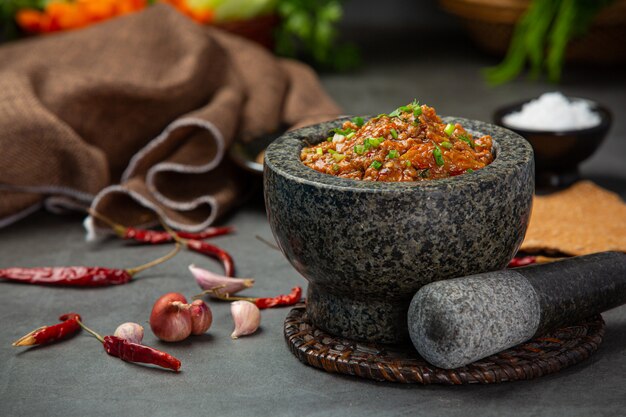 Pasta ong chili w moździerzu Ozdobiona pięknymi dodatkami.