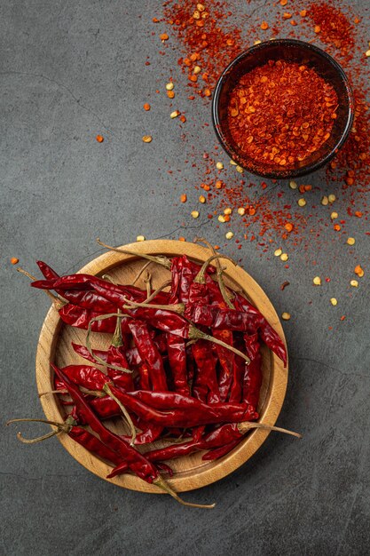 Pasta z czerwonego chili na czarnym tle.