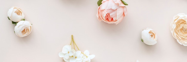 Pastelowe kwiaty na różowym tle