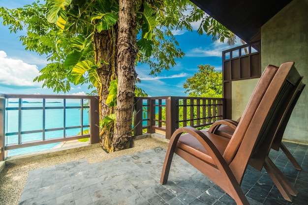 Patio lub balkon z krzesłem wokół morza i oceanu