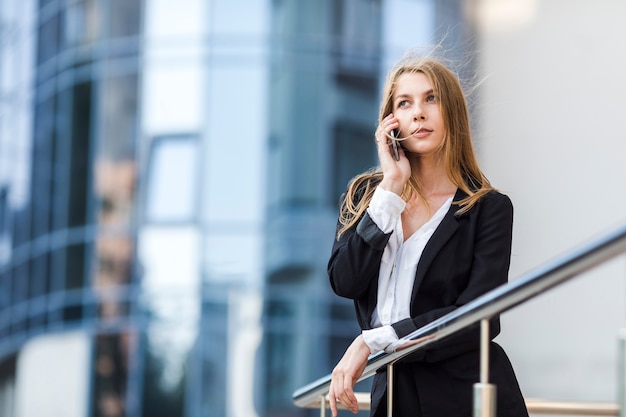 Bezpłatne zdjęcie patrząc od kobiety rozmawia przez telefon