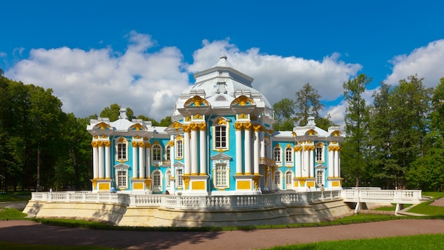 Bezpłatne zdjęcie pawilon hermitage w parku catherine w tsarskoye selo