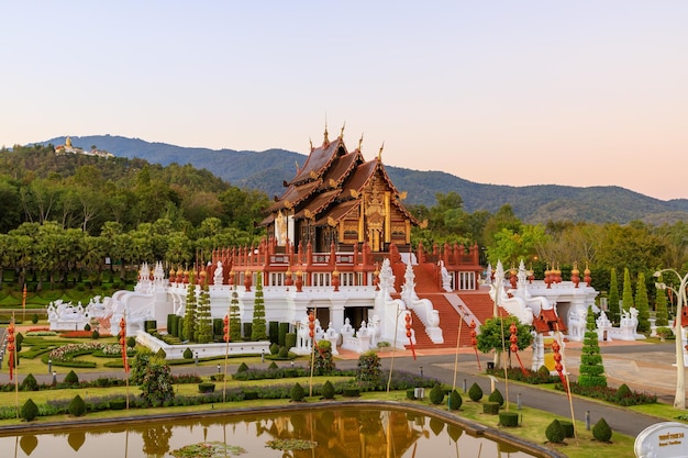 Bezpłatne zdjęcie pawilon królewski pawilon ho kum luang lanna w stylu royal flora rajapruek park ogród botaniczny chiang mai tajlandia