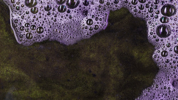 Bezpłatne zdjęcie pęcherzyki w purpurowej wodzie