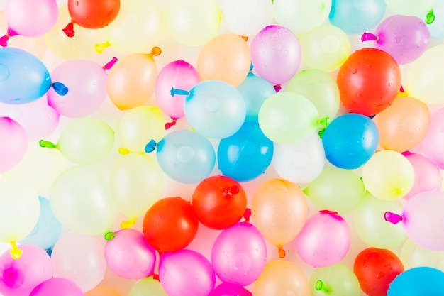 Bezpłatne zdjęcie pęczek kolorowych balonów