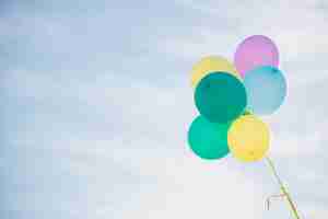 Bezpłatne zdjęcie pęczek pastelowych kolorów balony unoszące się w powietrzu